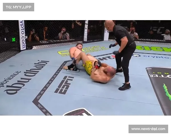 沃克展现卓越地面技术 击败萨瑟兰获胜